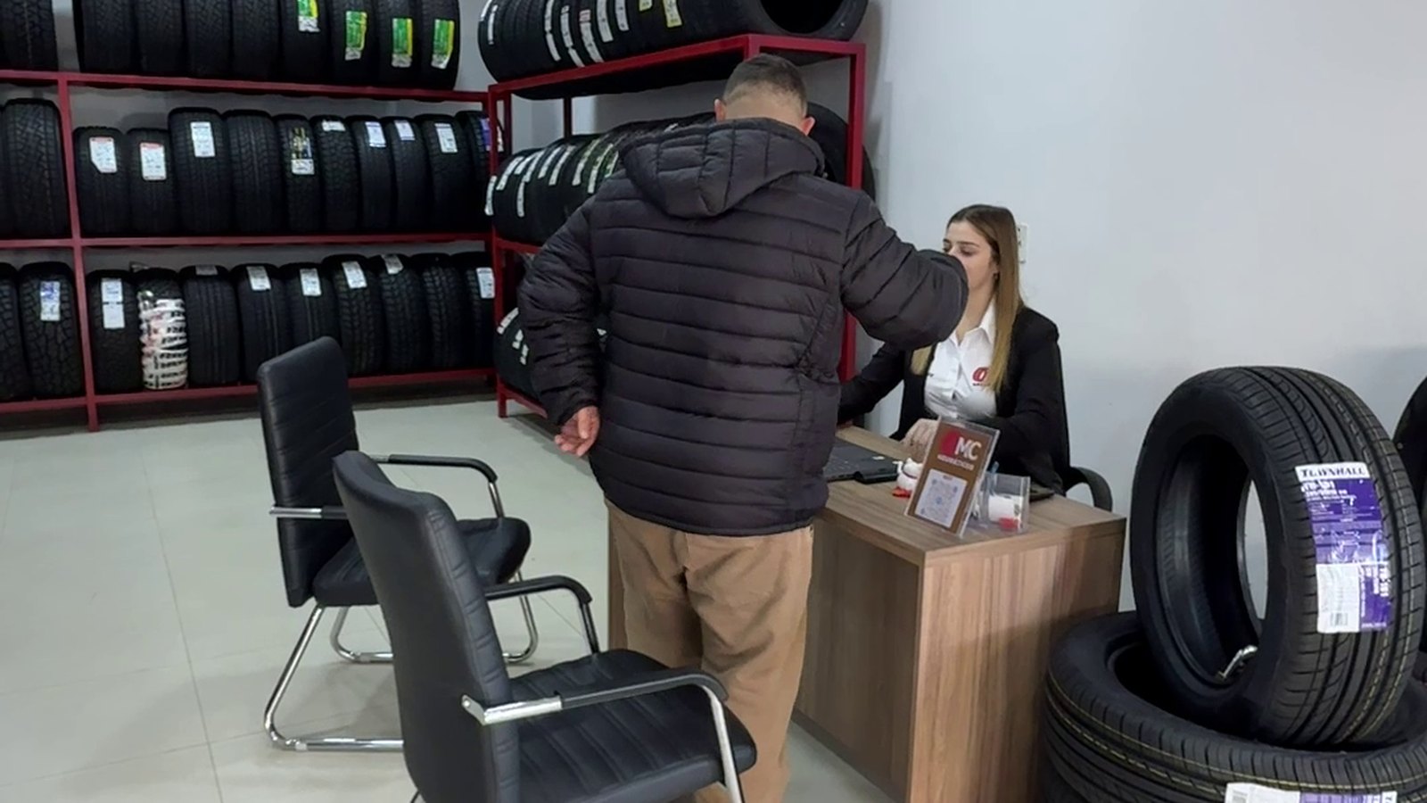 Atención en el local MC NEUMATICOS